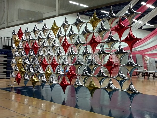 Стена из фольгированных шаров